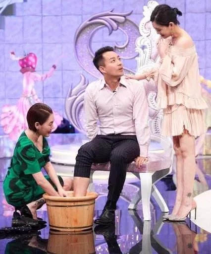 小S为姐夫汪小菲洗脚：大S一旁陪伴不尴尬（图）