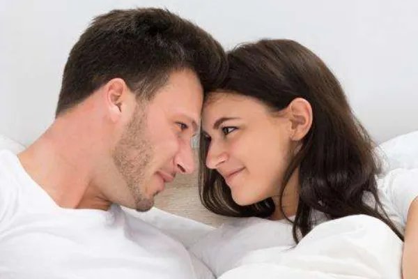 妻子雨中吃面丈夫身旁打伞，你老公为你做过最暖心的事情是什么？