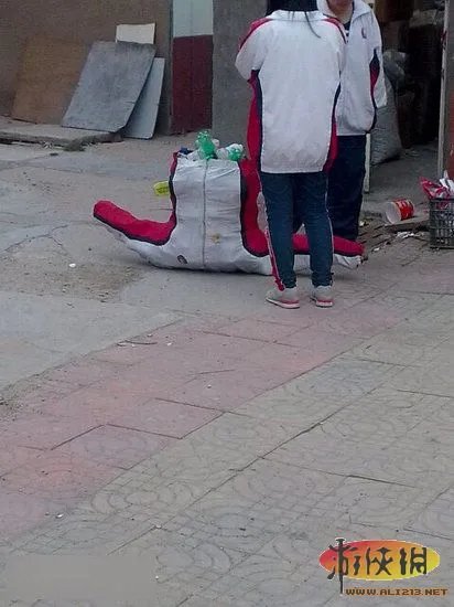 大奶&小内亮瞎双眼！细数校服的32种奇葩穿法