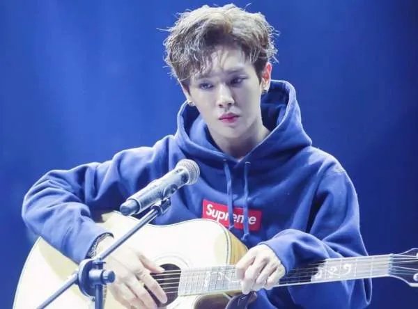 网友为李汶翰点歌《算什么男人》，这是为什么？