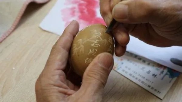 78岁老师用鸡蛋刻金陵十二钗,鸡蛋是怎么处理的?