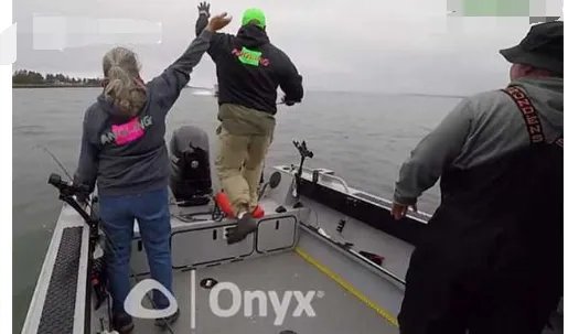 驾船钓鱼被撞翻是怎么回事？