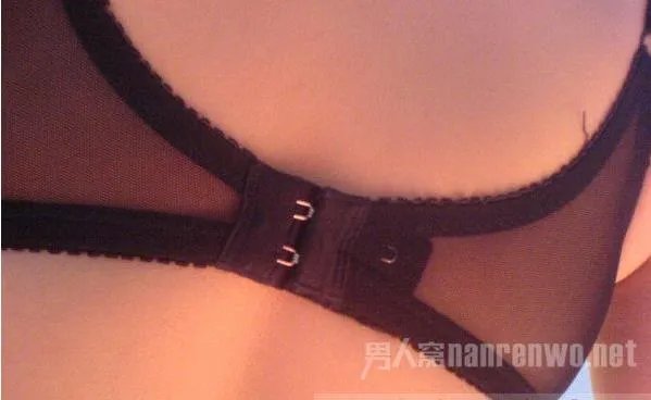 男人撕女人内衣摸奶：快速解罩的技巧一秒解开美女胸衣
