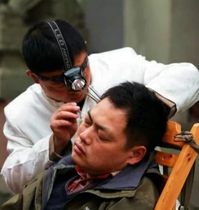 新花招掏耳朵骗局事先准备耳屎（图）