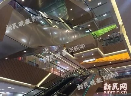 男婴商场扶梯坠落 或因家人不慎脱手引发悲剧