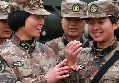 平均不满23岁女兵给导弹做体检，女孩的力量能有多强大？