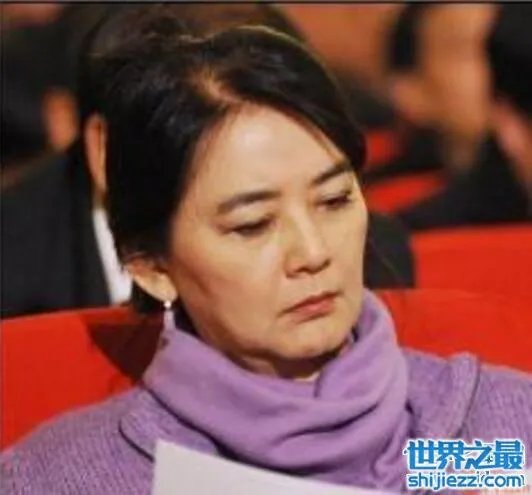 胡慧中近照曝光身材完全走样，曾经的霸王花完全消失 