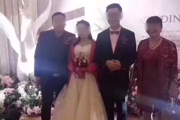 “公共强吻儿媳”声明：在表演，是睁眼说瞎话吗？