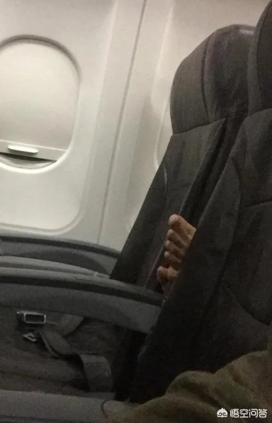 韩国大妈飞机晾脚是怎么回事？