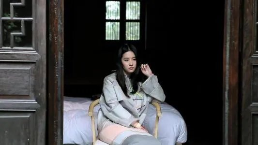 刘亦菲称上学时没人追，为什么越优秀的人大家越惊呼不敢追？