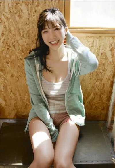 纤细腰枝却有惊人上围！日本人气美女小仓优香美图！