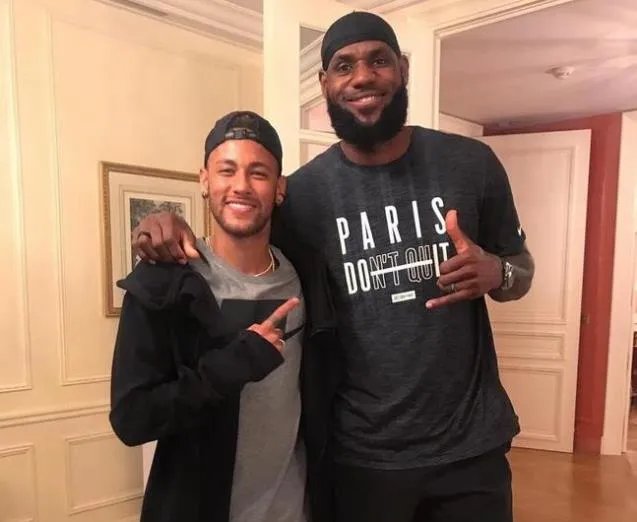 内马尔詹姆斯合影：足球篮球两大巨星聚首