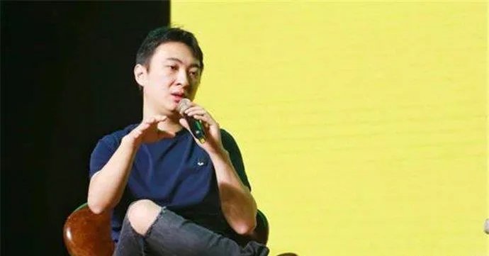 王思聪和新欢逛街，女方清纯朴素是否能俘获王校长的芳心？