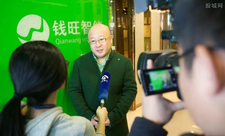 钱宝网张小雷投案 张小雷自首被抓原因惊人