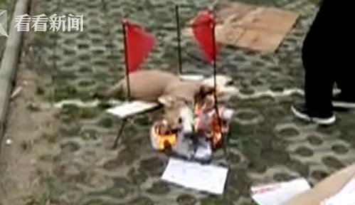 男子当街生火烤狗 现场照片惨不忍睹狗狗被活活烧死