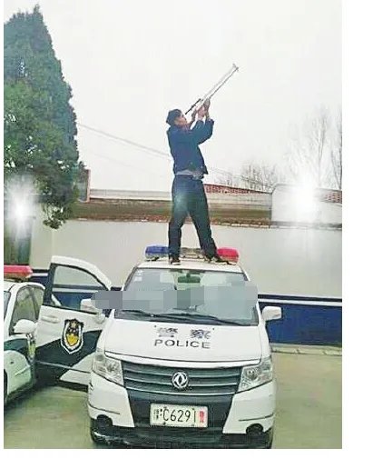 男子疑似持枪站警车顶玩自拍当地警方已介入调查是怎么回事？