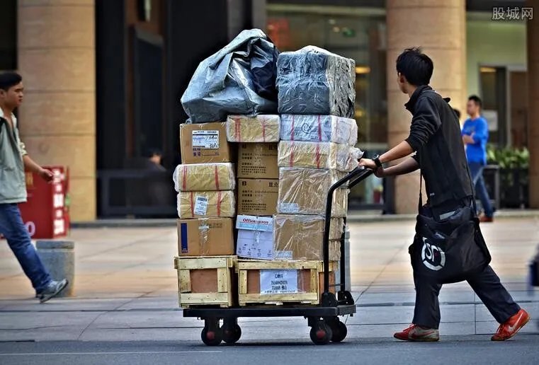 下跪快递员涉欺诈 下跪是为了博取同情你怎么看