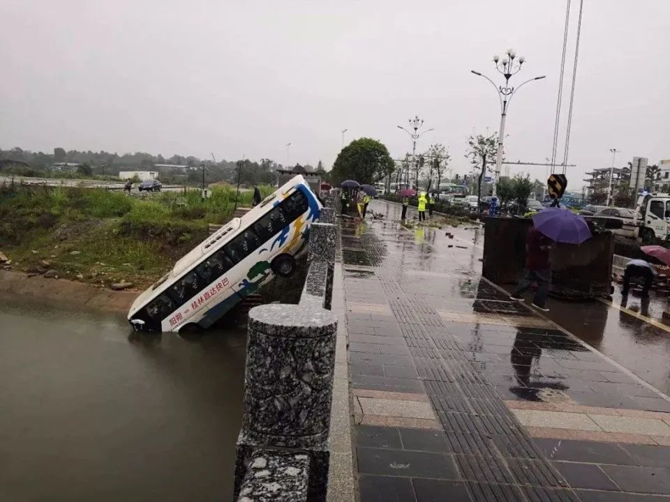 桂林一大客车相撞多少人被困？