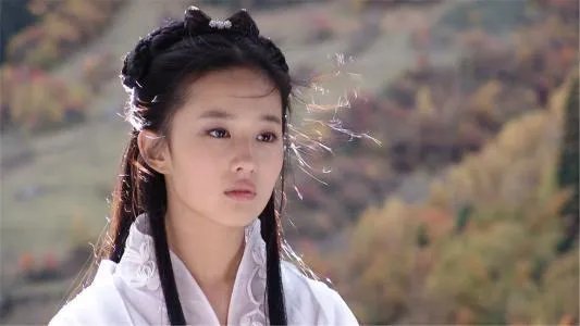 刘亦菲称上学时没人追，为什么越优秀的人大家越惊呼不敢追？