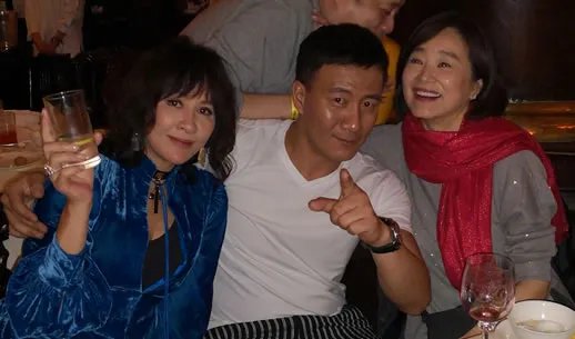 关之琳胡军庆功宴画面曝光：这些不老女神明星齐亮相