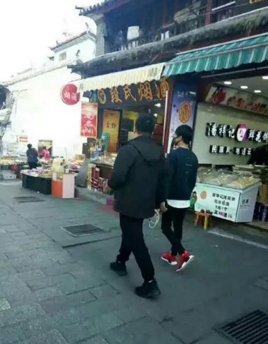 易烊千玺蹭wifi是在哪?