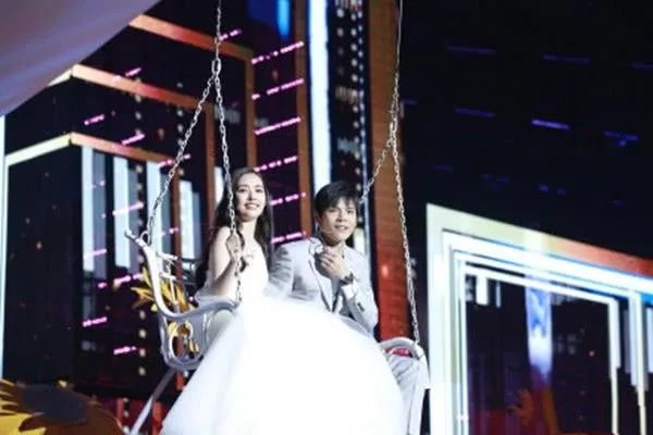 郭碧婷婚礼戴古董王冠,野人向佐和懒人郭碧婷是怎么做到和谐共处的?