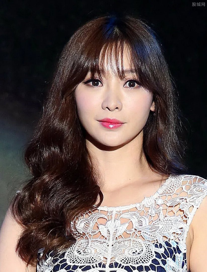 柳岩整容前照片曝光 整容前后差别巨大