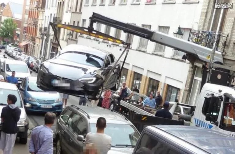 特斯拉连撞五车 自主启动疯狂撞车有图有真相