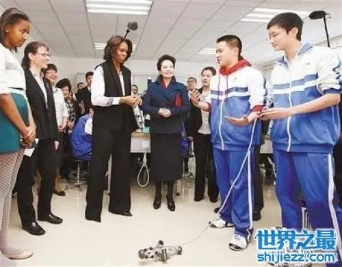 中国丑到爆的奇葩校服,这个校服令学生恐惧。