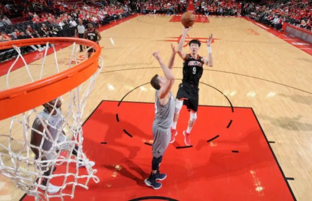 周琦季后赛首秀得多少分？