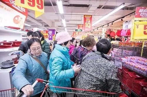 超市促销大妈爬上货架哄抢，超市经常会出现这种情况吗？