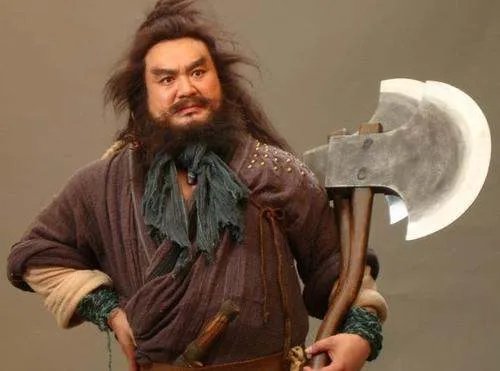 黑熊般一身粗肉，铁皮似遍体顽皮是哪个好汉