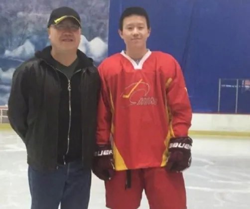 为什么英达儿子被打?