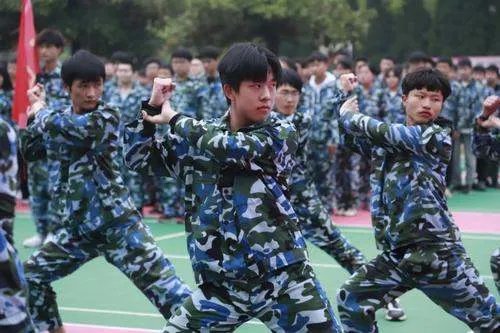 贵州一高校军训出动直升机,出动直升机的原因是什么?