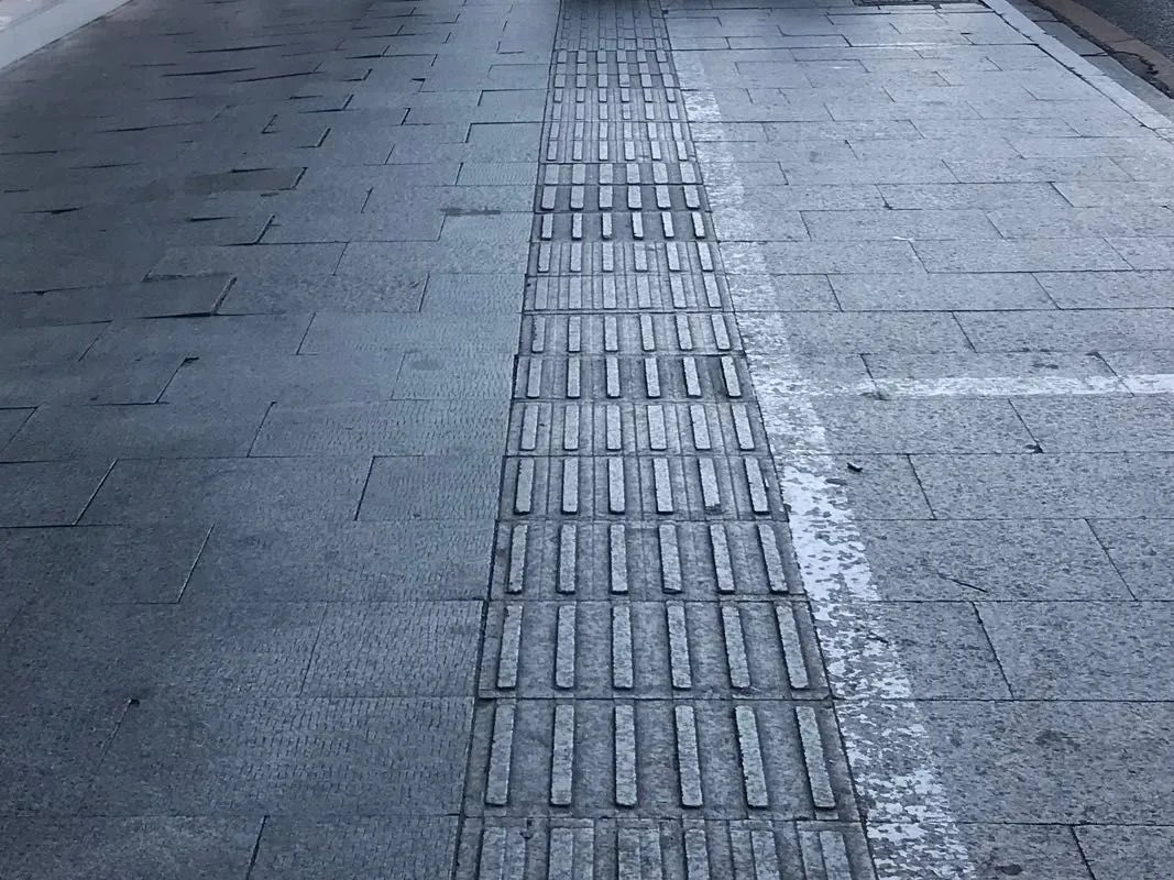 150米盲道被改成十八弯,这样盲道还叫盲道吗?