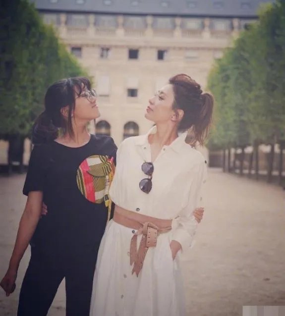 贾静雯首晒梧桐妹正面照：直接避开了贾静雯的基因