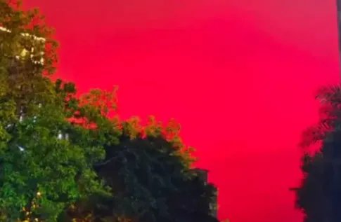 福州街头现漫天红光，这是如何形成的？