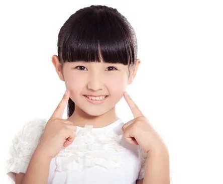 张子枫心术造型曝光 微笑小天使可爱无间演绎坚强病患儿童