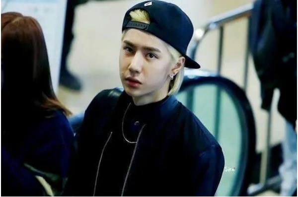 王一博赶飞机怒吼粉丝，这值得大家原谅吗？