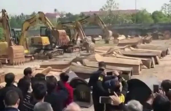江西多地抢棺砸棺是为什么?