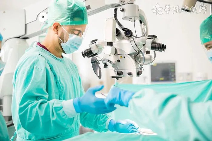 医生累倒躺地休息  过度劳累的危害