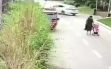 女生醉倒街头遭碾：一女学生倒在街上,被2辆车碾轧致死