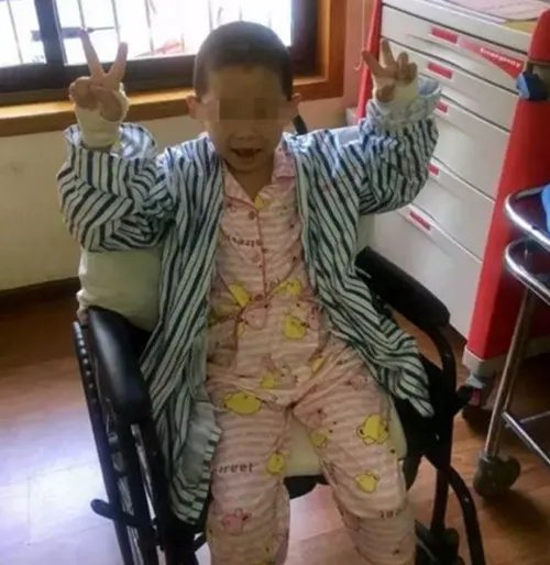 尿停电梯男孩恢复健康    救男孩的幕后功臣是谁