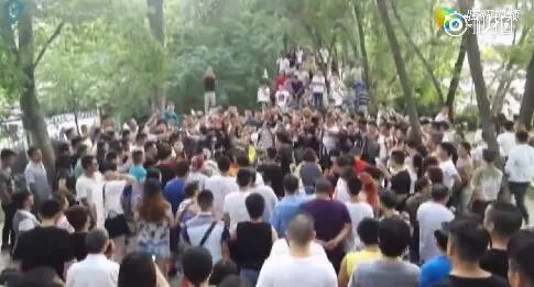 你们是怎么看现在热传的郑州网红一条街的？