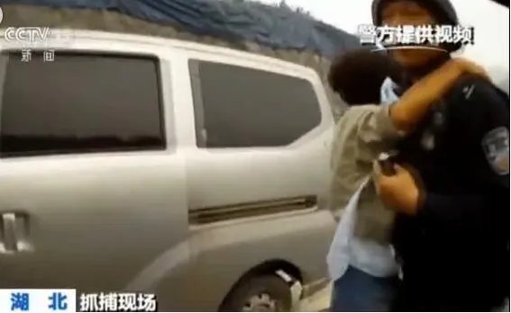 女子停车场被劫走是怎么回事?