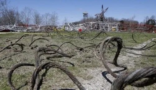 美国电视塔倒塌的原因是什么？