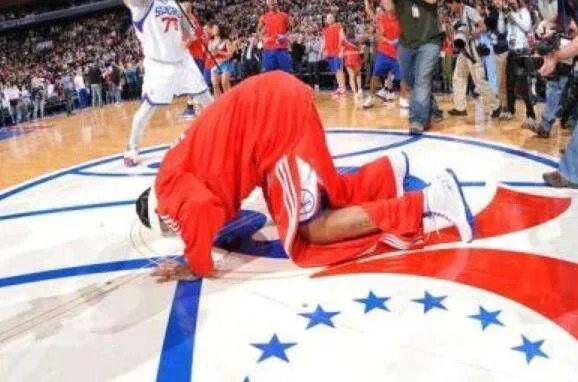 张艺兴跪下是什么情况？