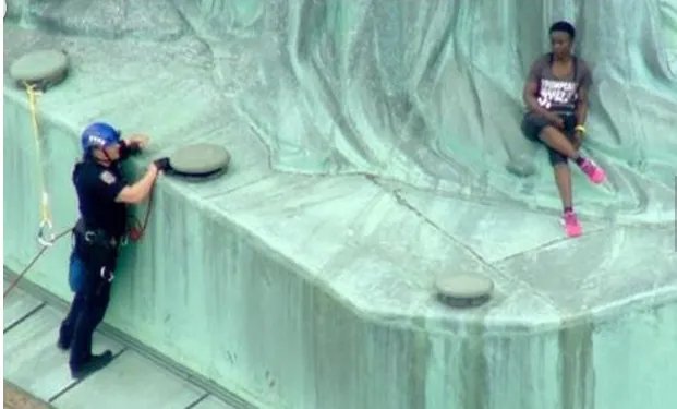 女子为什么爬自由女神像？