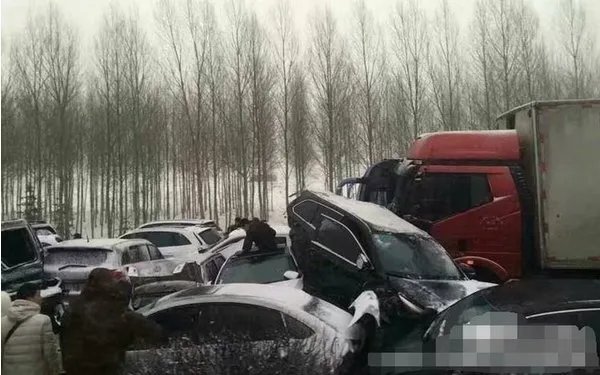 哈伊高速多车相撞是怎么回事？