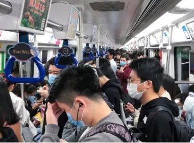 深圳地铁站有2名乘客摔地互殴，双方究竟是因何发生的争执？